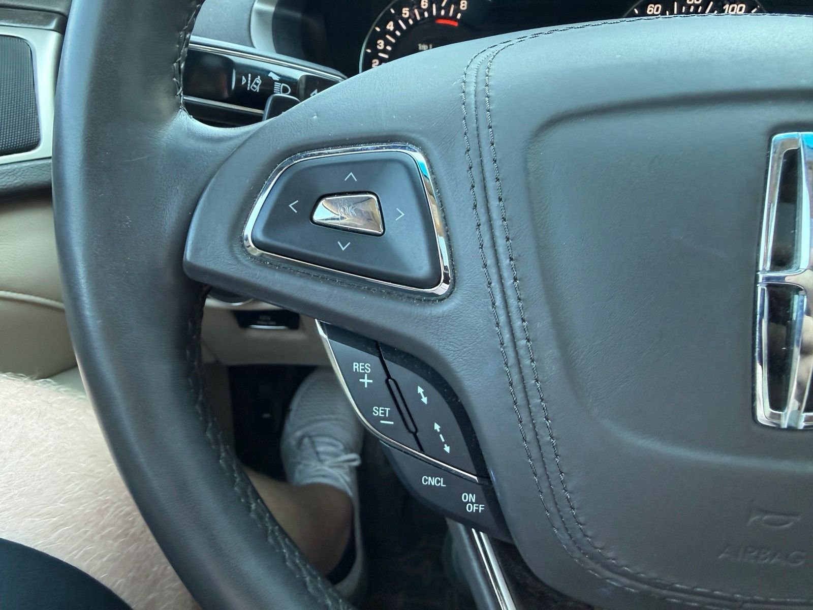 Used 2017 White Platinum Clearcoat Metallic Lincoln Reserve image 25