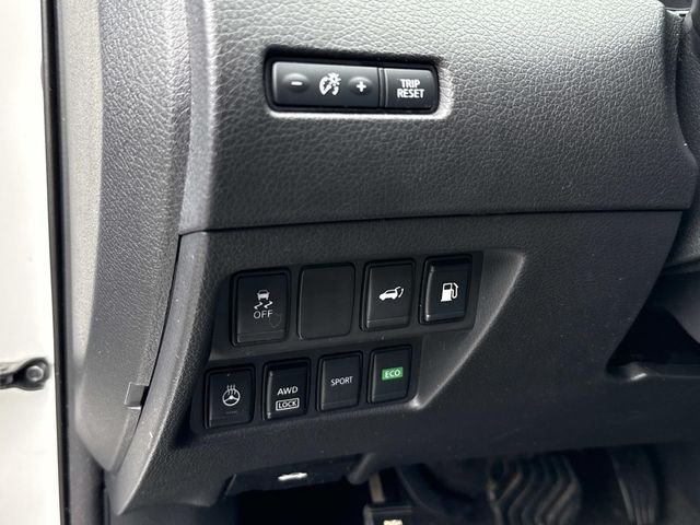 Used 2018 White Nissan SV image 27