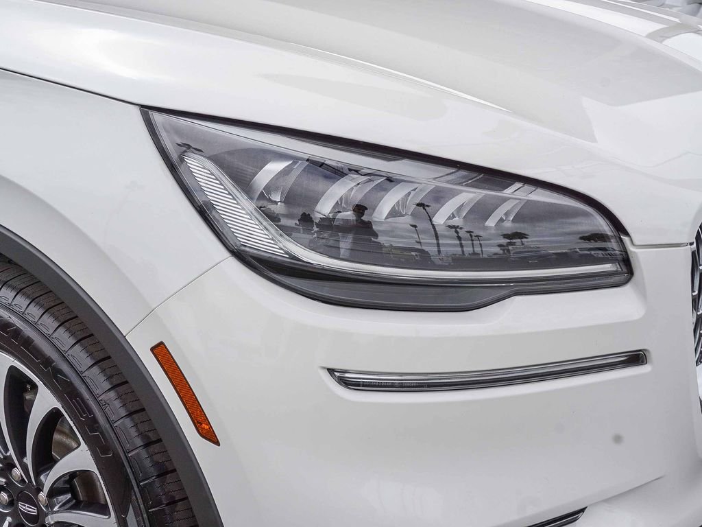 Used 2022 White Lincoln Standard image 10
