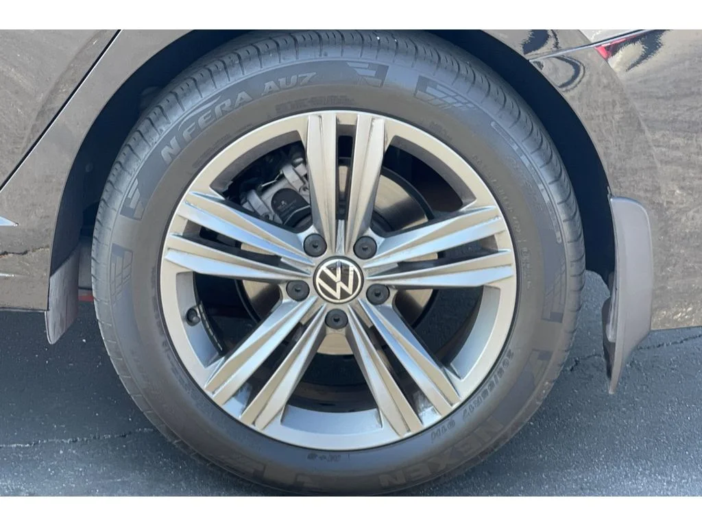Used 2023 Deep Black Pearl Volkswagen SE image 9