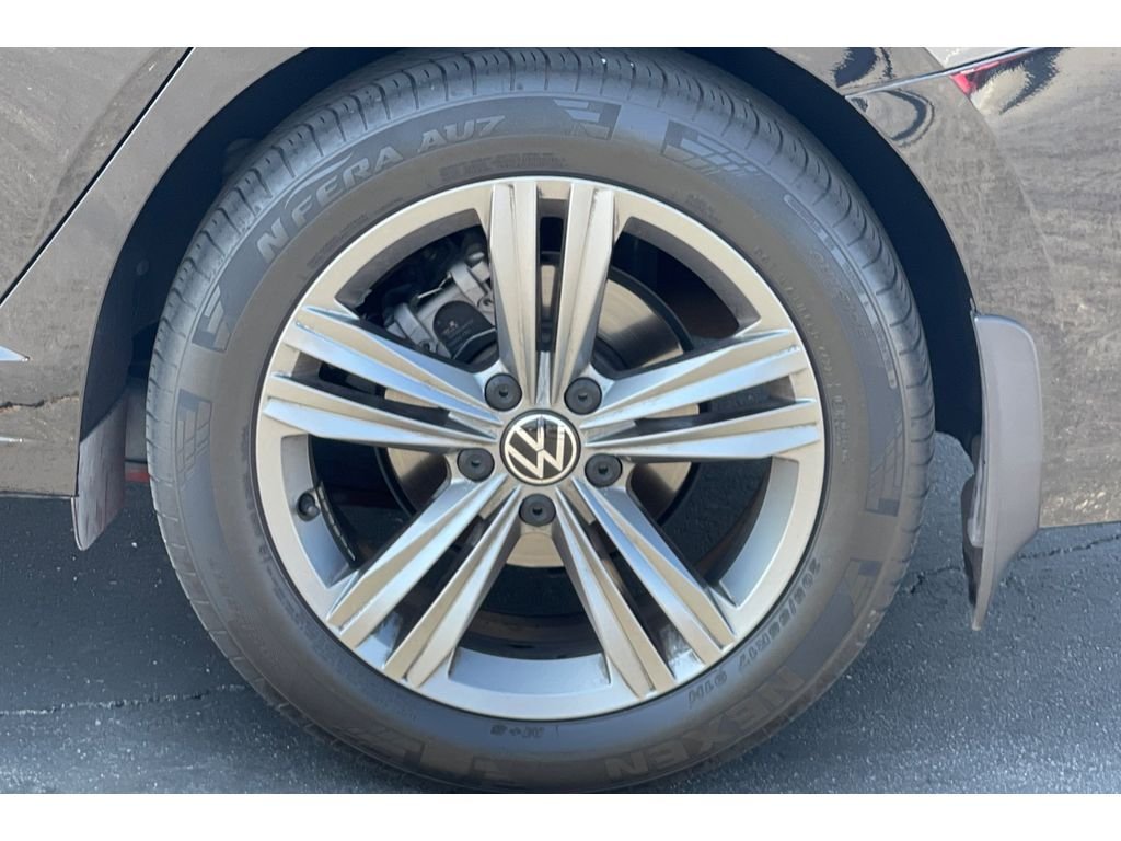 Used 2023 Deep Black Pearl Volkswagen SE image 9