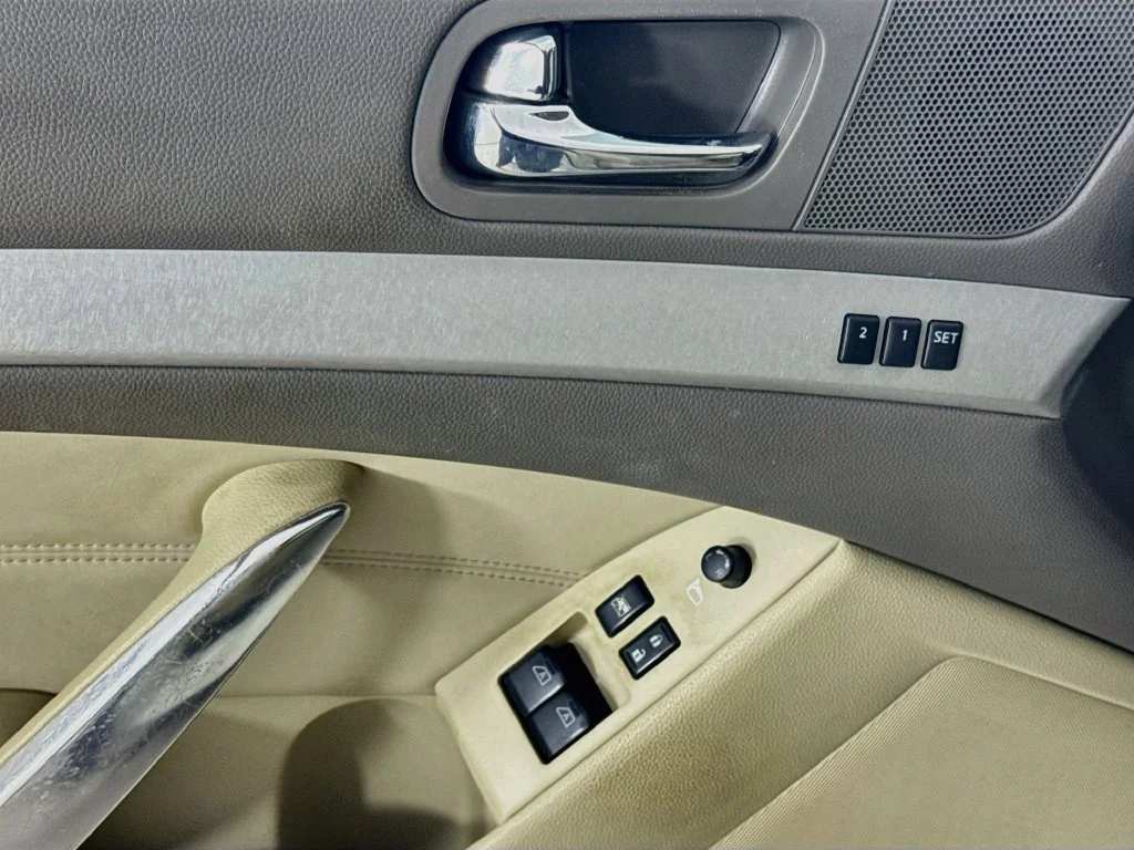 Used 2008 Ivory Pearl INFINITI Journey image 22