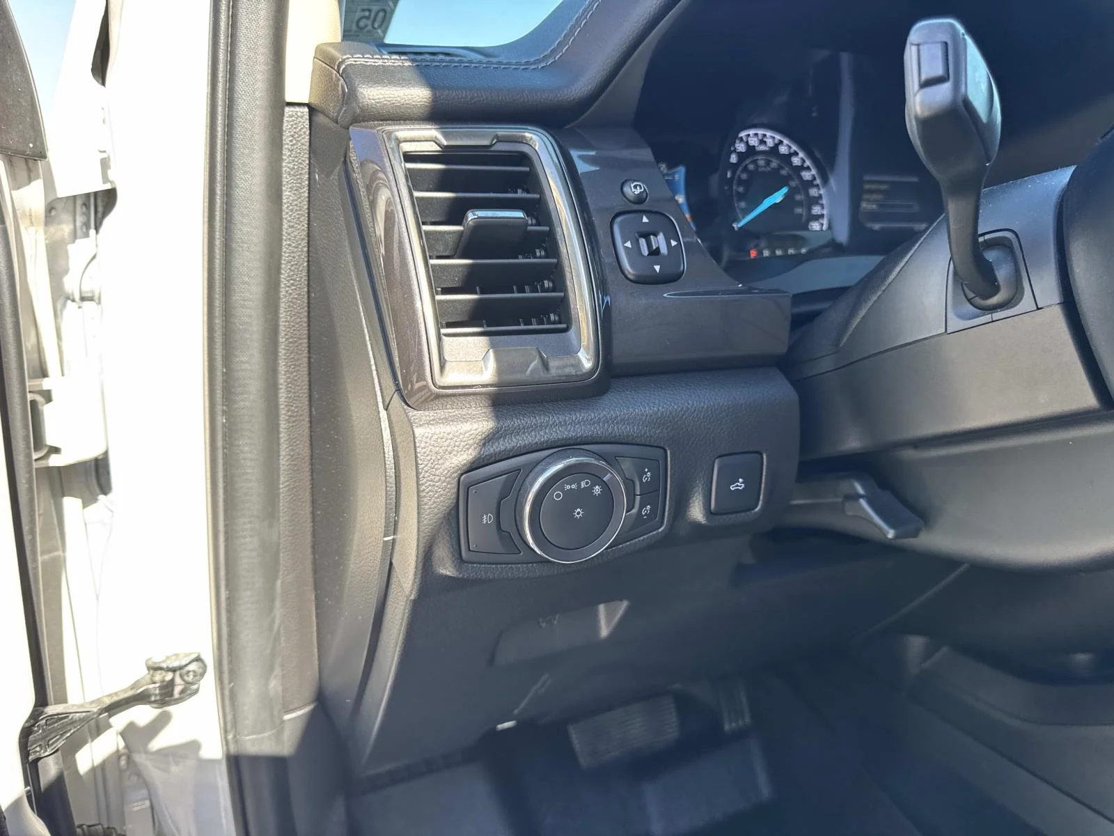 Certified Used 2020 White Platinum Tri-Coat Metallic Ford LARIAT image 20