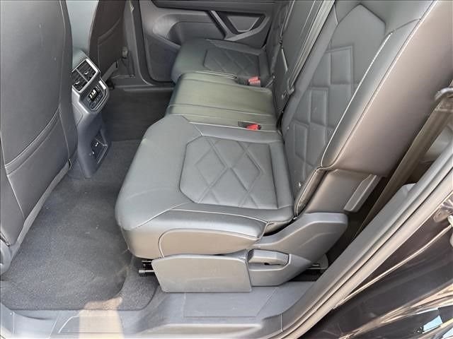 Used 2025  Volkswagen 2.0T SE w/Technology image 12