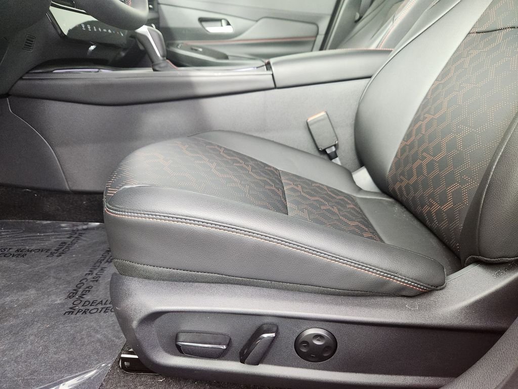 New 2026 Energetic Ember / Super Black Two-tone Nissan SR image 11