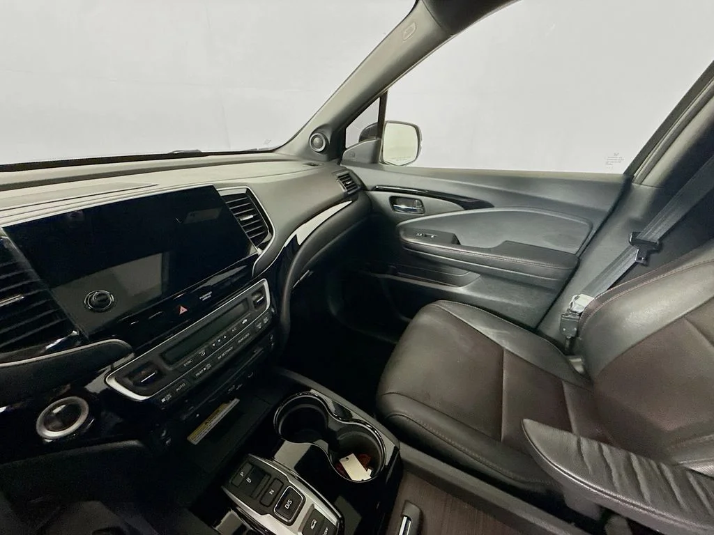 Used 2020 Crystal Black Pearl Honda Black Edition image 23