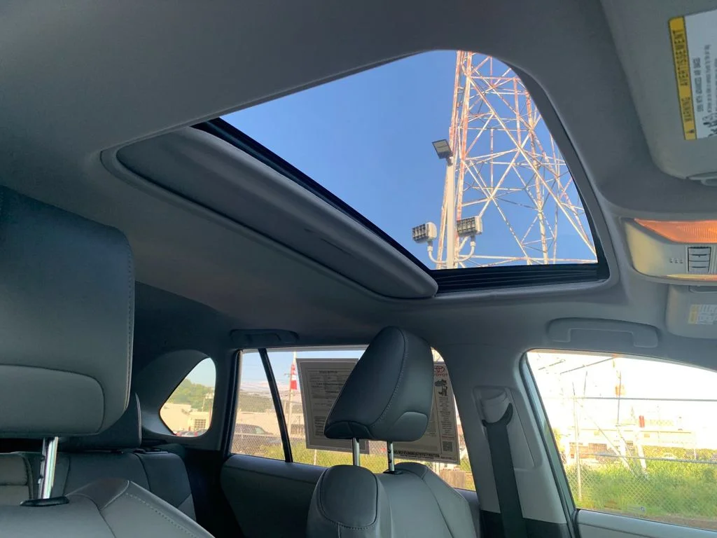 Used 2020  Toyota XLE Premium image 19