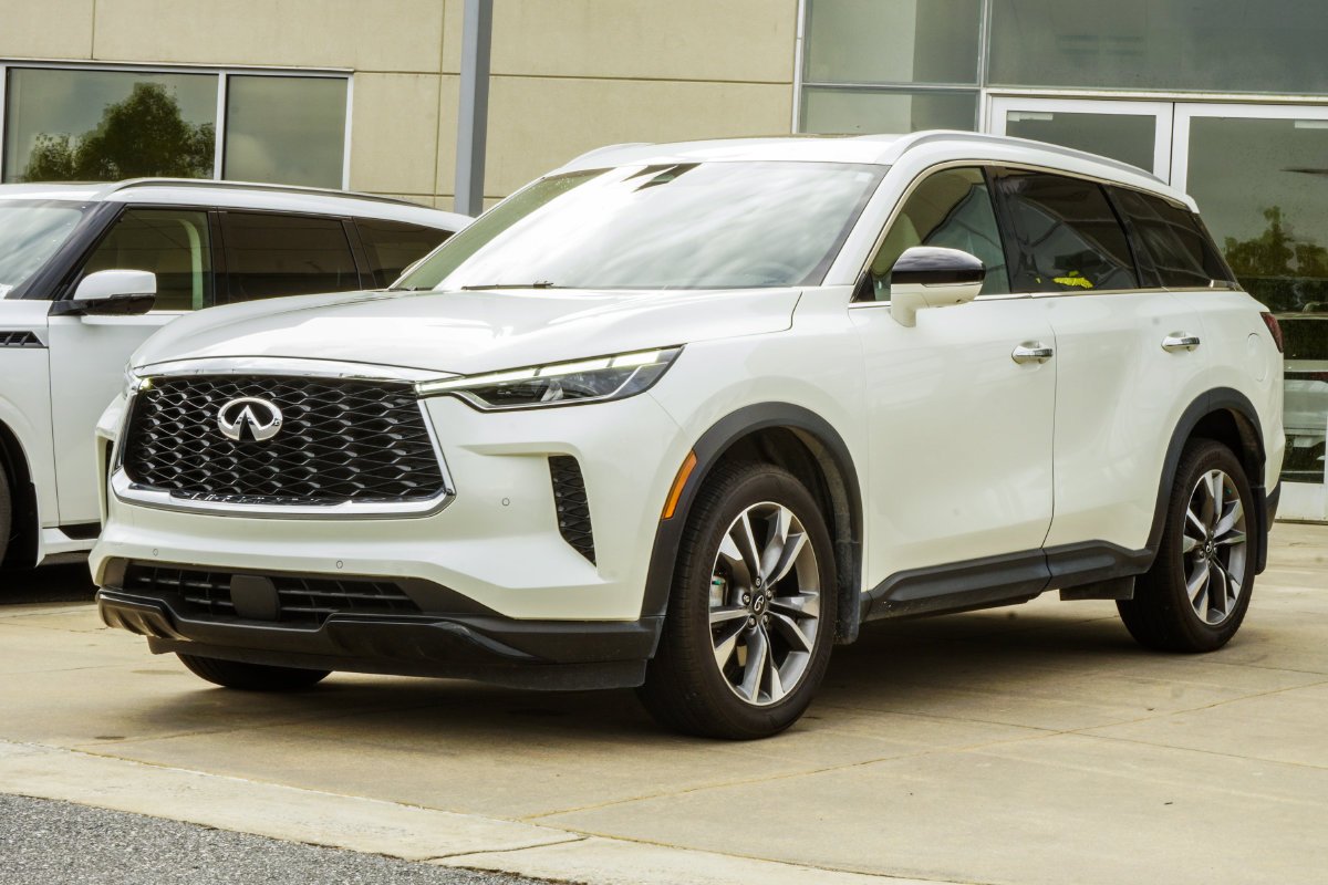 Used 2023 White INFINITI LUXE image 9