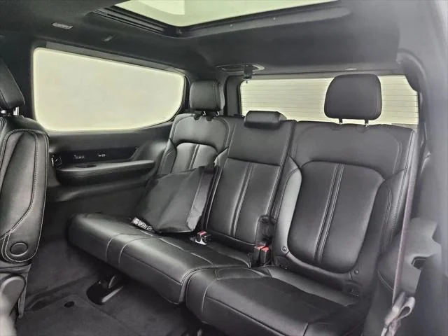 New 2026 Bright White Clear-Coat Exterior Paint Jeep Grand Wagoneer image 31