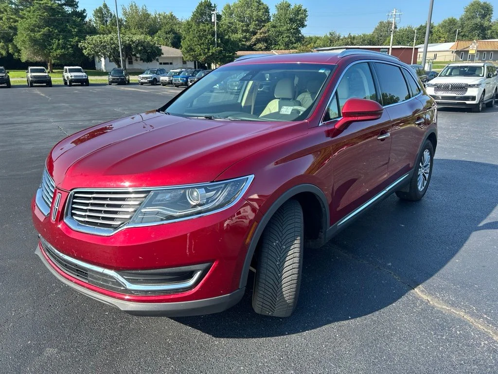 Used 2017 Ruby Red Metallic Lincoln Select image 3
