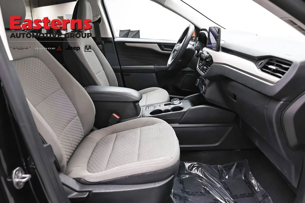 Used 2022 Black Ford SE image 24