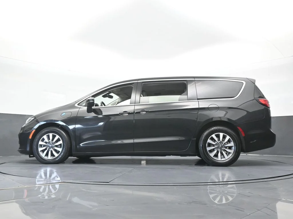 Used 2023 Brilliant Black Crystal Pearlcoat Chrysler Touring L image 57