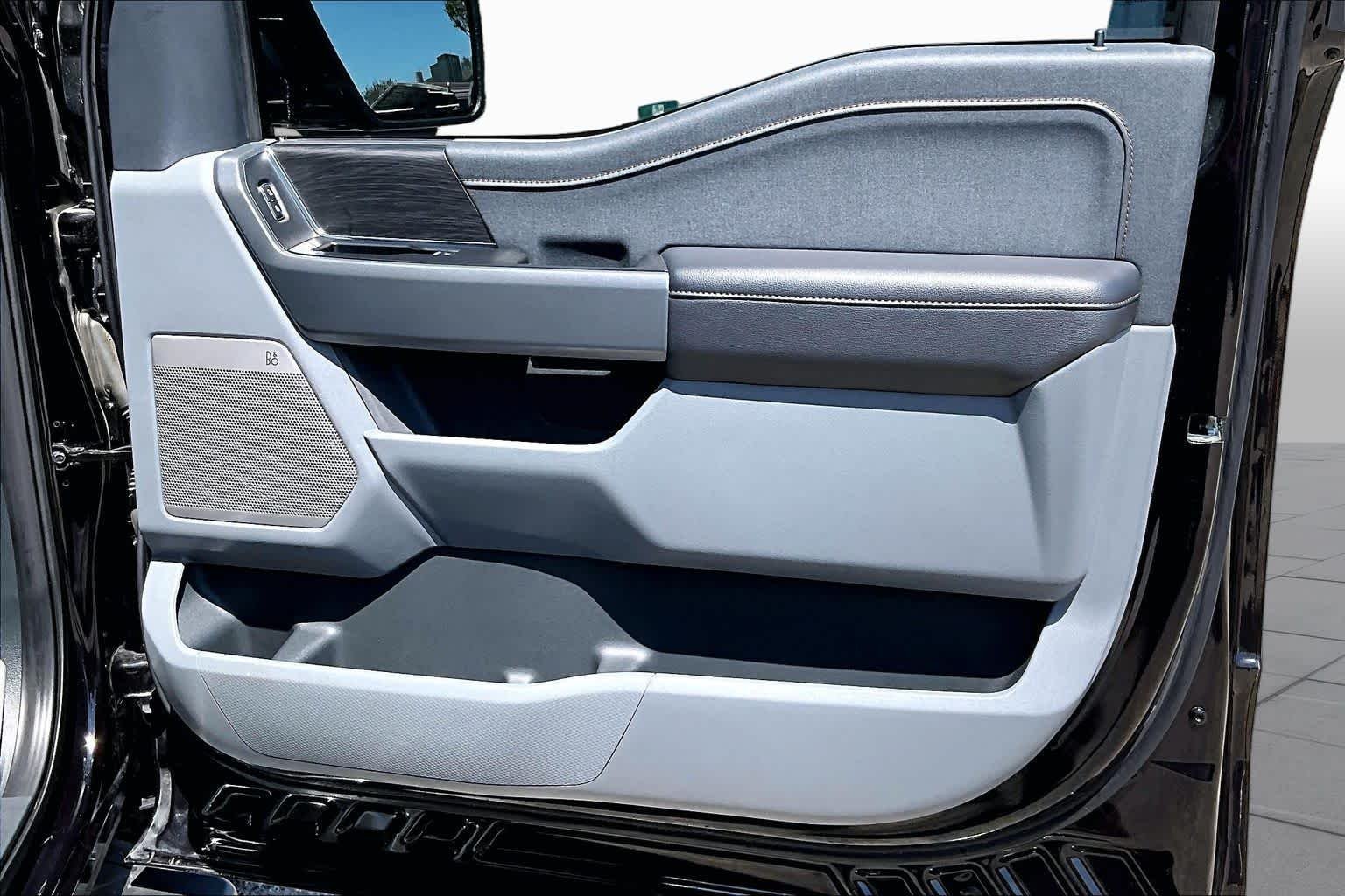 Used 2025 Agate Black Metallic Ford LARIAT image 25