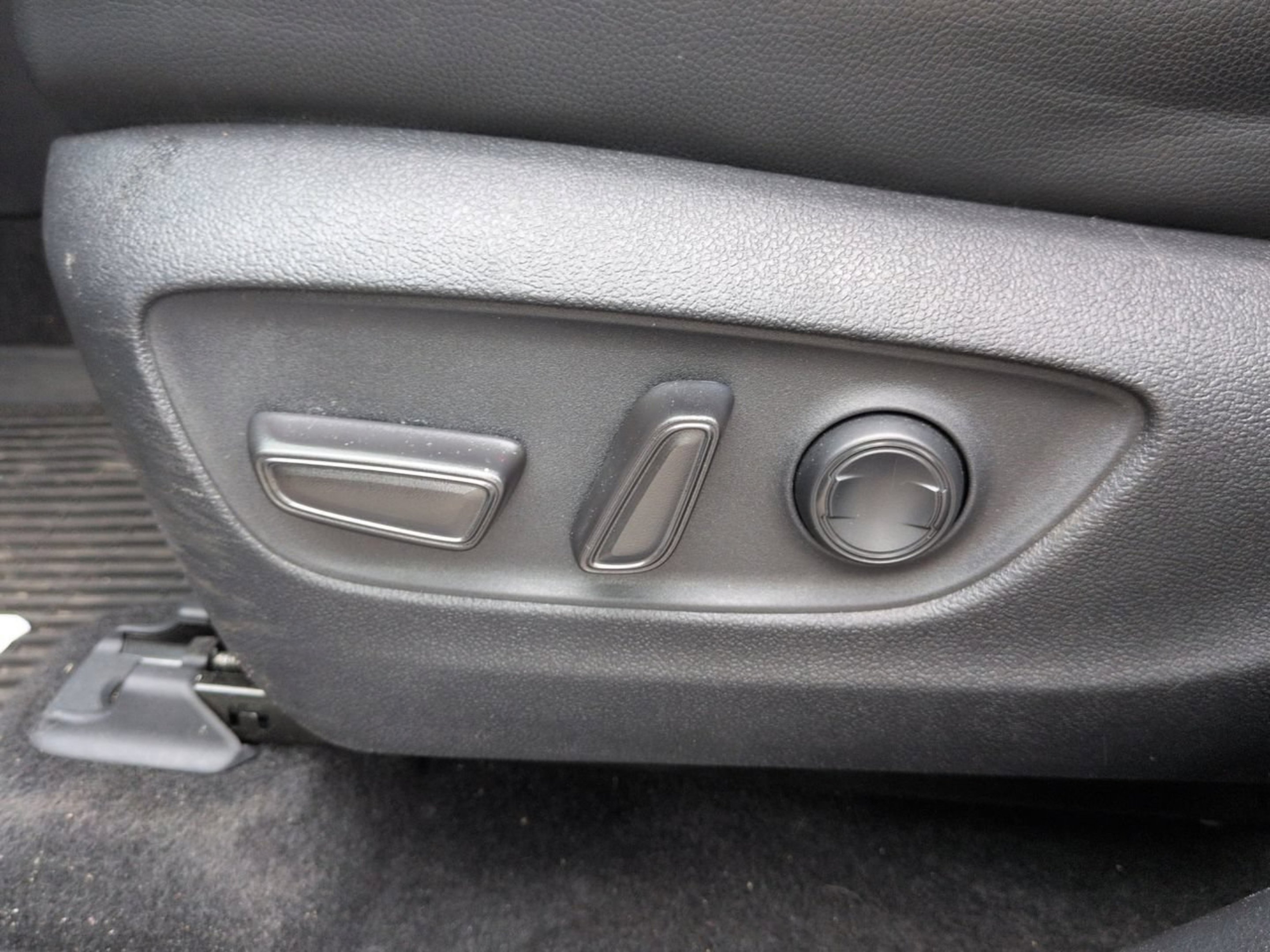 Used 2023 Moon Dust Toyota XLE image 23