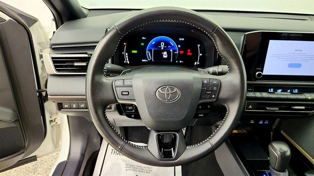 Used 2025 Ice Cap Toyota SE AWD image 13