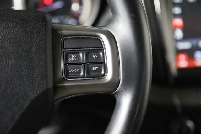 Used 2018 Silver Dodge Crossroad image 6
