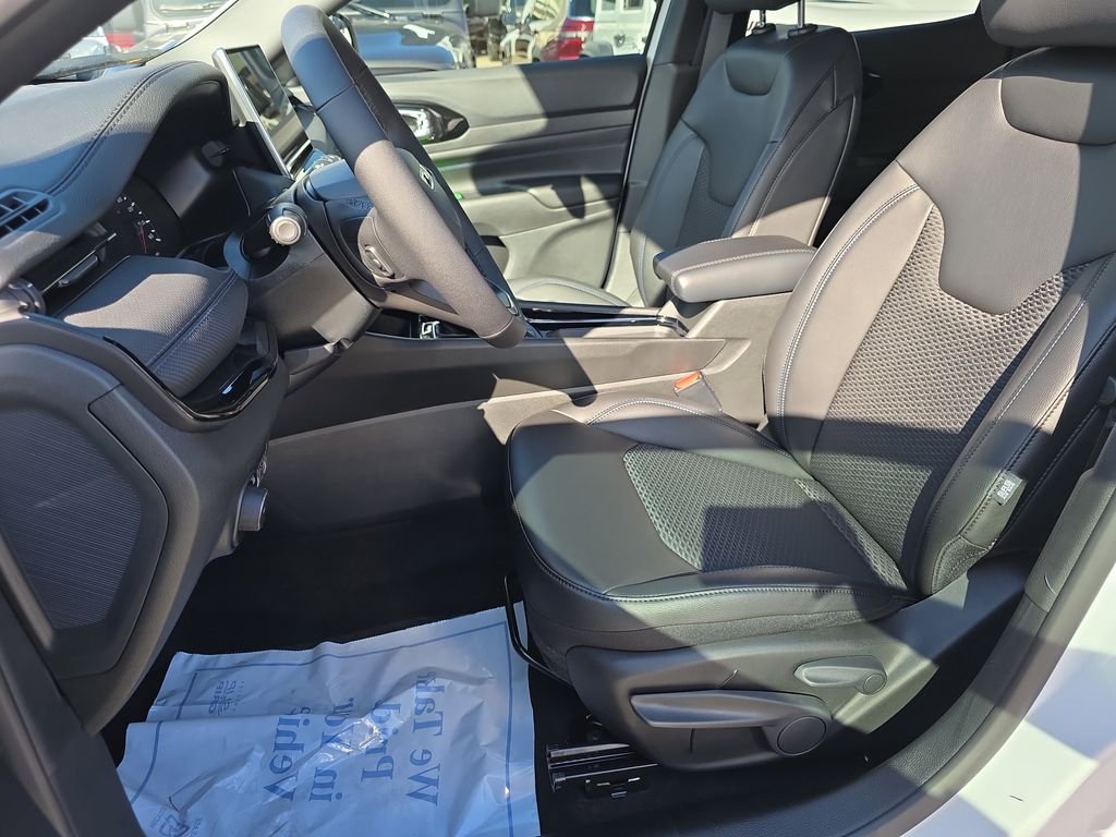 New 2026 Bright White Clear-Coat Exterior Paint Jeep Latitude image 12