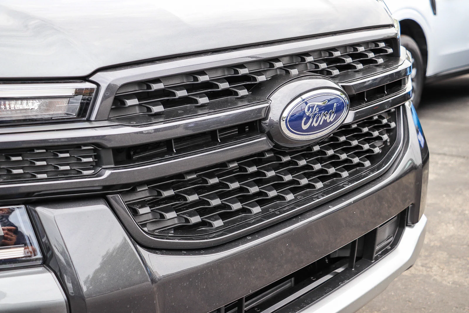 New 2026 Carbonized Gray Metallic Ford XLT image 5