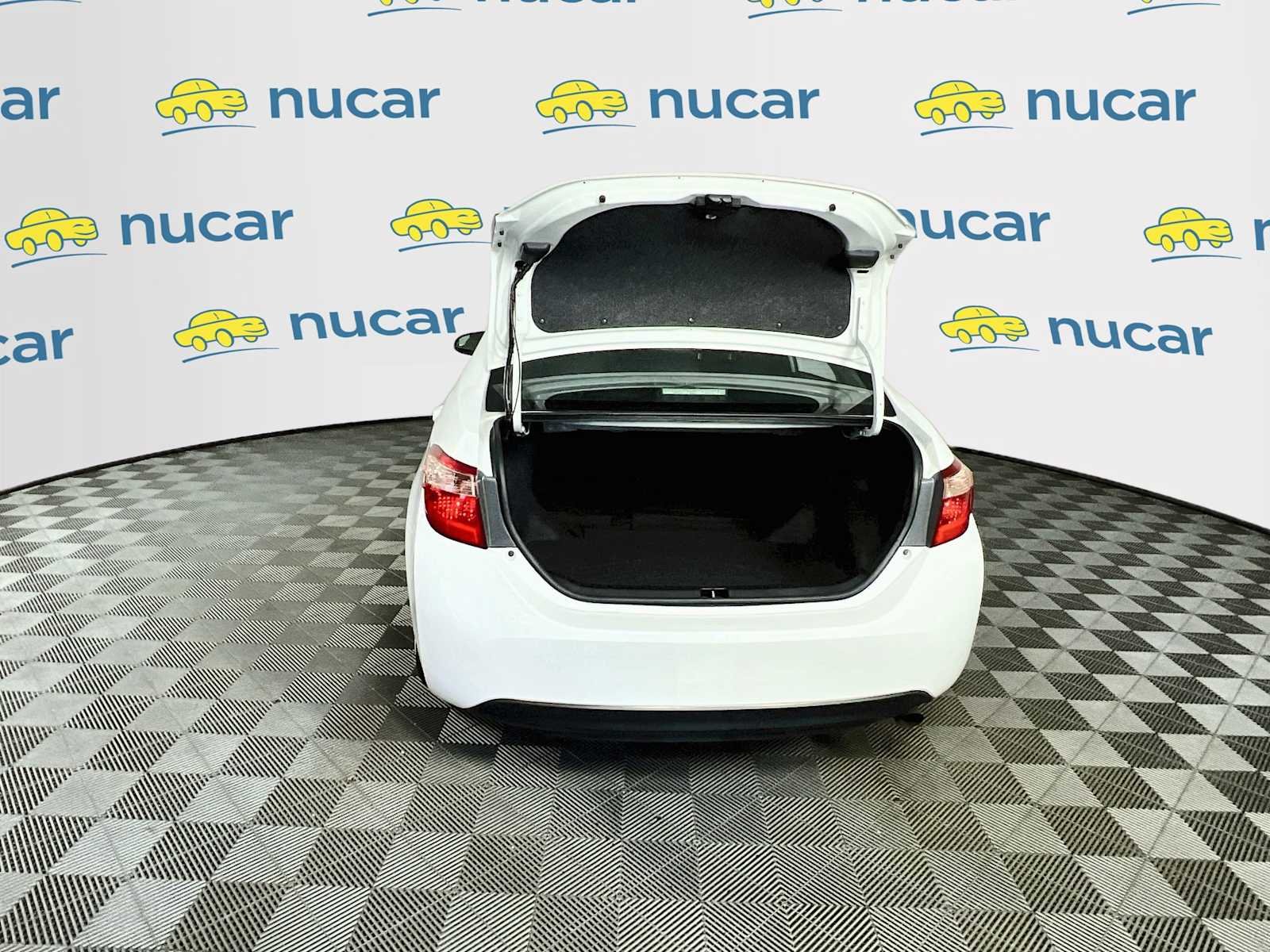 Used 2018 Super White Toyota LE image 25