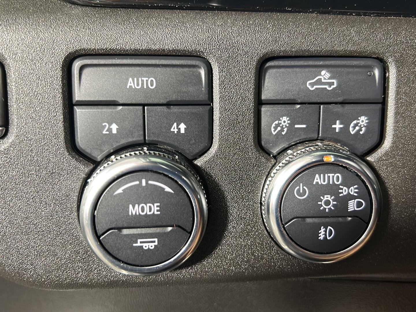 Used 2024 Summit White GMC Elevation image 18