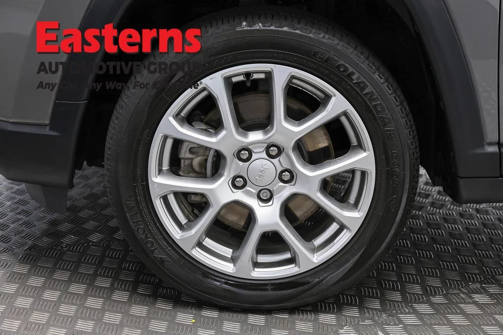 Used 2023 Gray Jeep Latitude Lux image 31