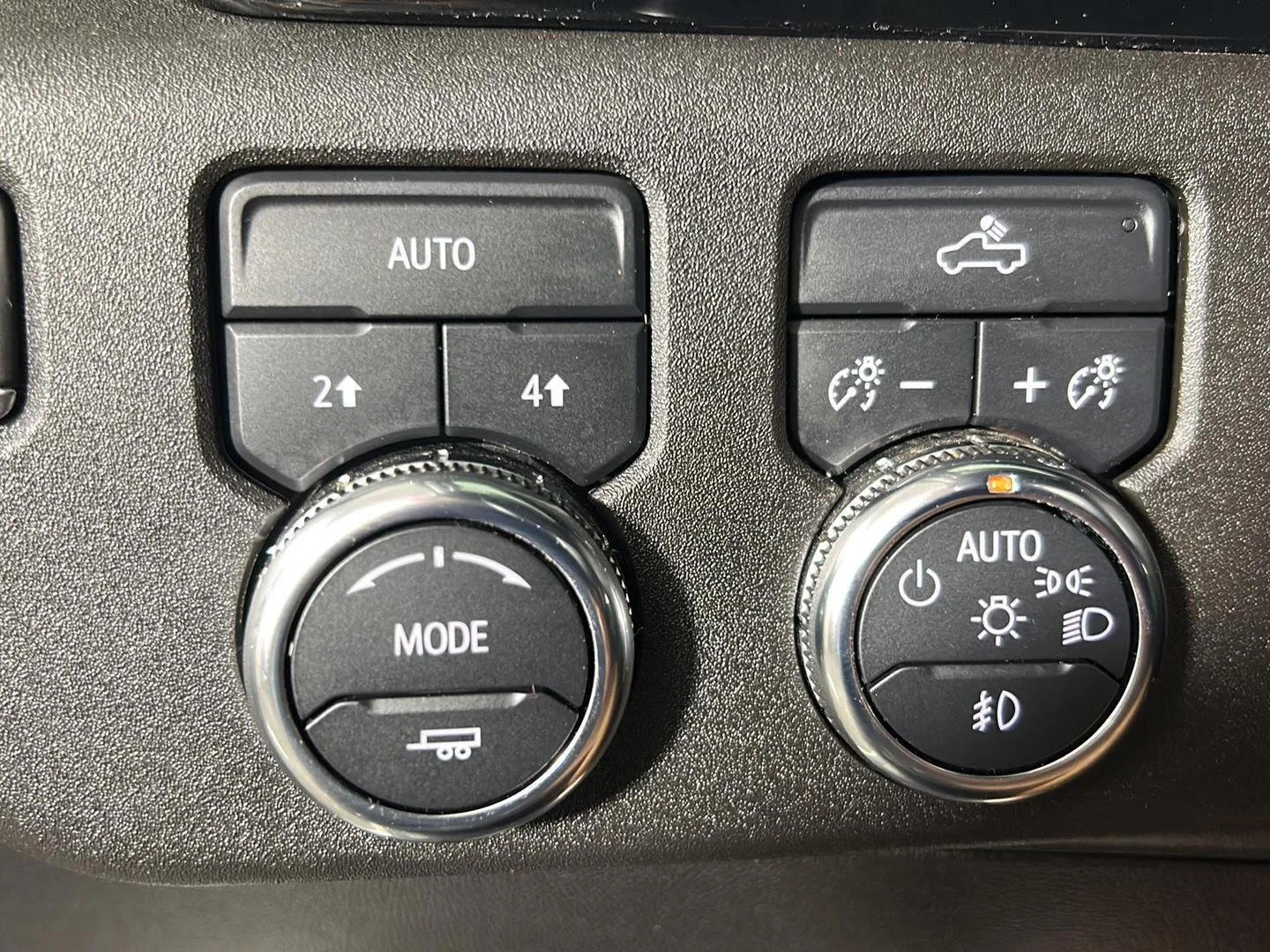 Used 2024 Summit White GMC Elevation image 18