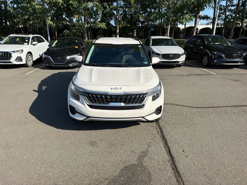Used 2023 Snow White Pearl Kia Nightfall image 6