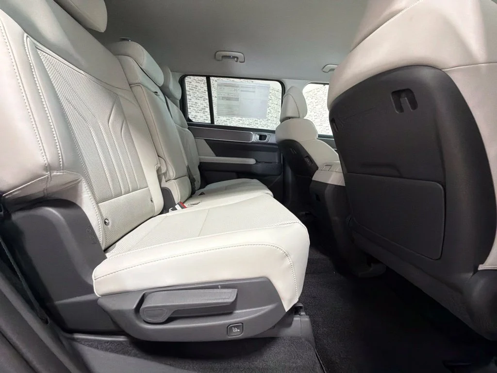 New 2027 Shimmering Silver Hyundai SEL image 13