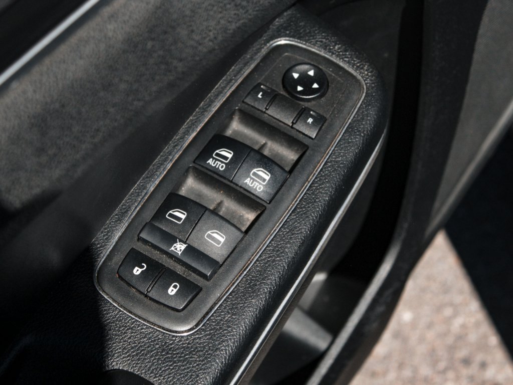 Used 2018 Gloss Black Chrysler Touring image 8