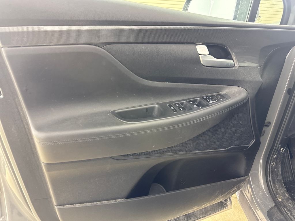 Used 2022 Gray Hyundai SE image 9