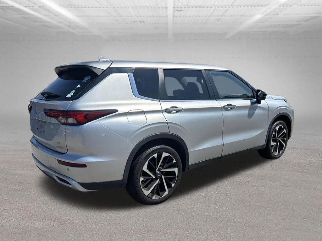 Used 2022 Silver Mitsubishi SE image 3