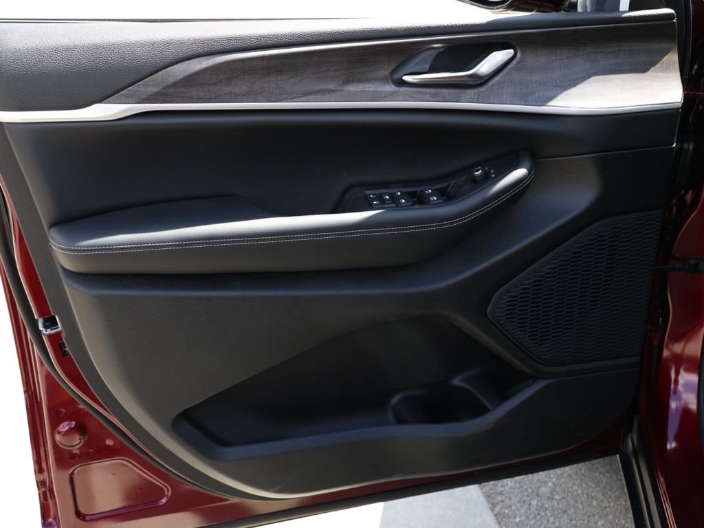 New 2026 Velvet Red Pearl-Coat Exterior Paint Jeep Laredo Altitude image 22