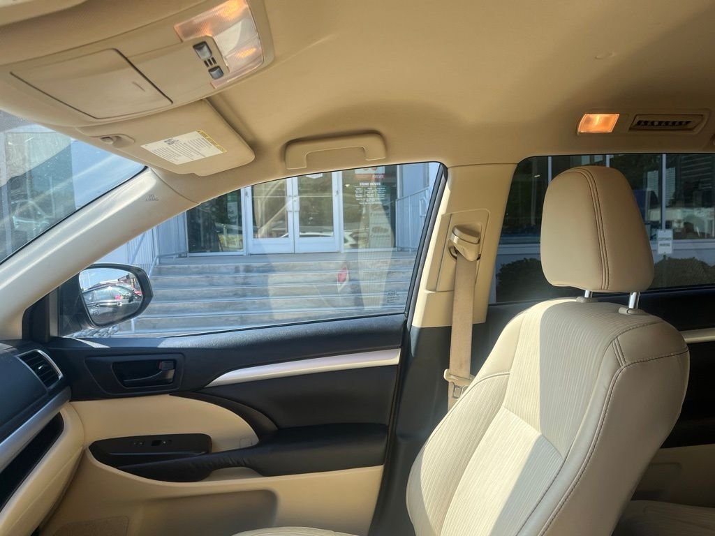 Used 2016 White Toyota LE Plus V6 image 12