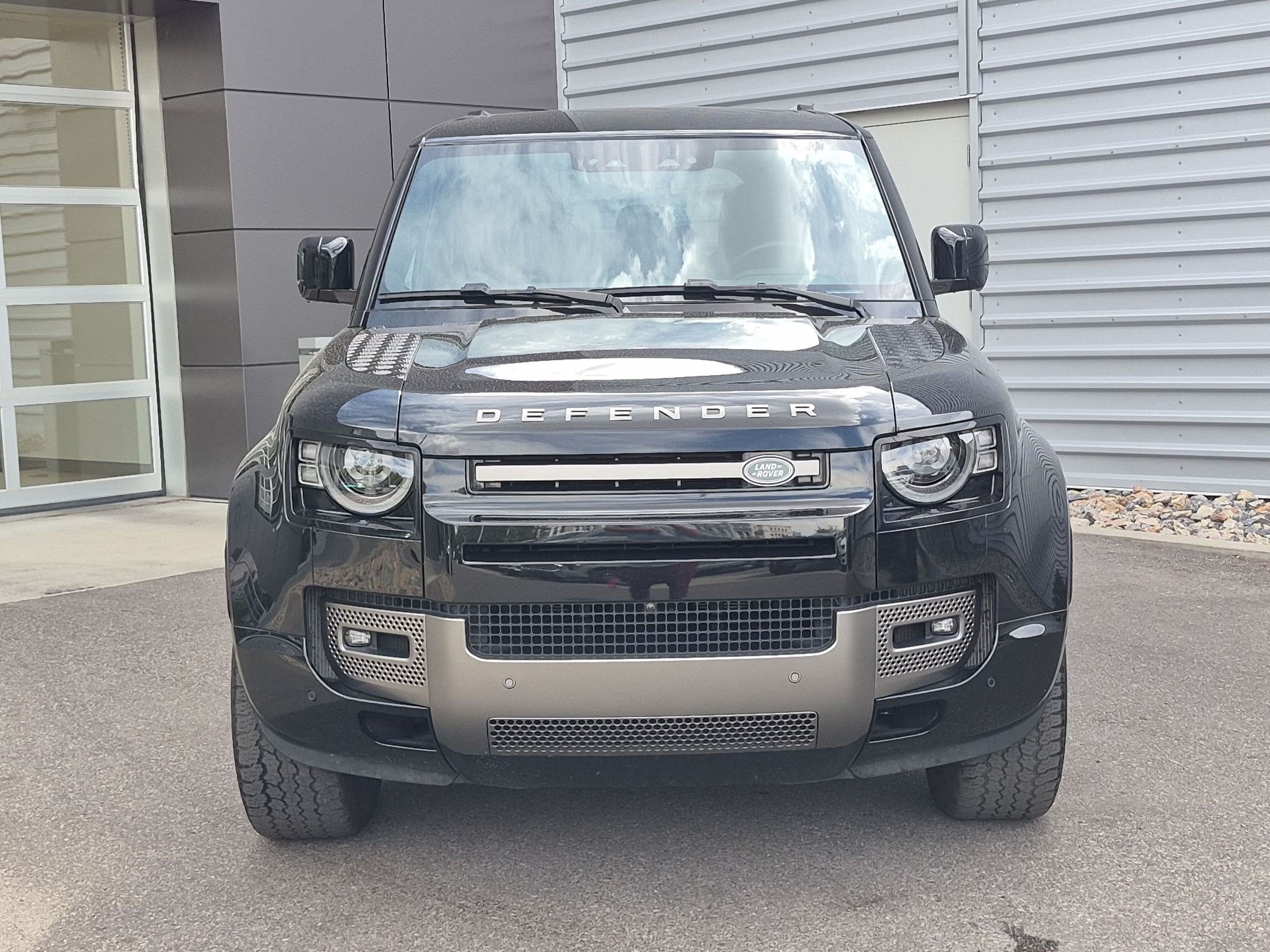 Used 2024 Black Land Rover X-Dynamic SE image 9