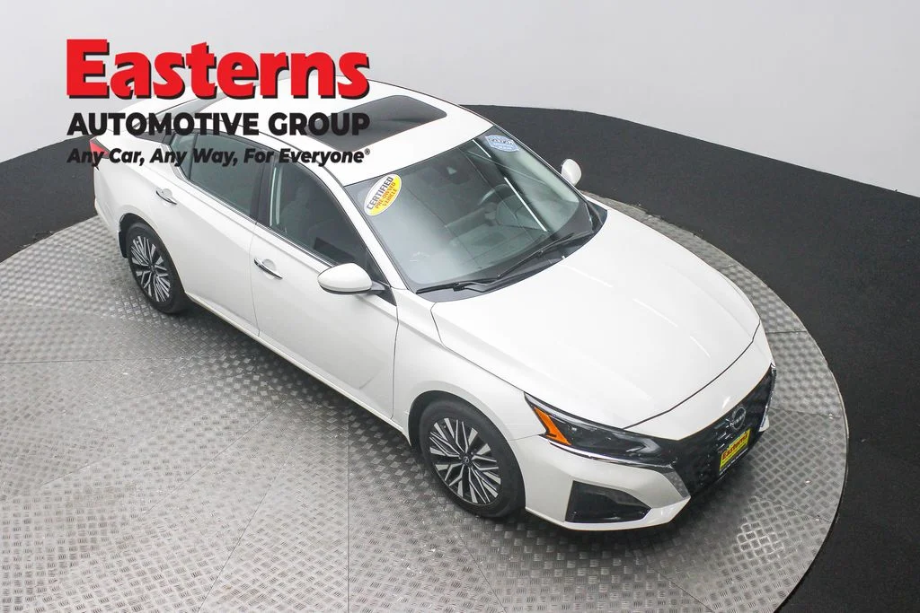Used 2024 White Nissan 2.5 SV image 3