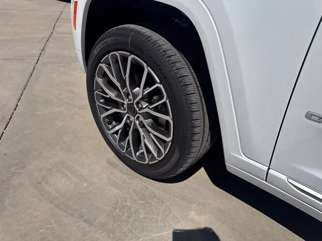 New 2027 White/off-white Jeep Summit image 9