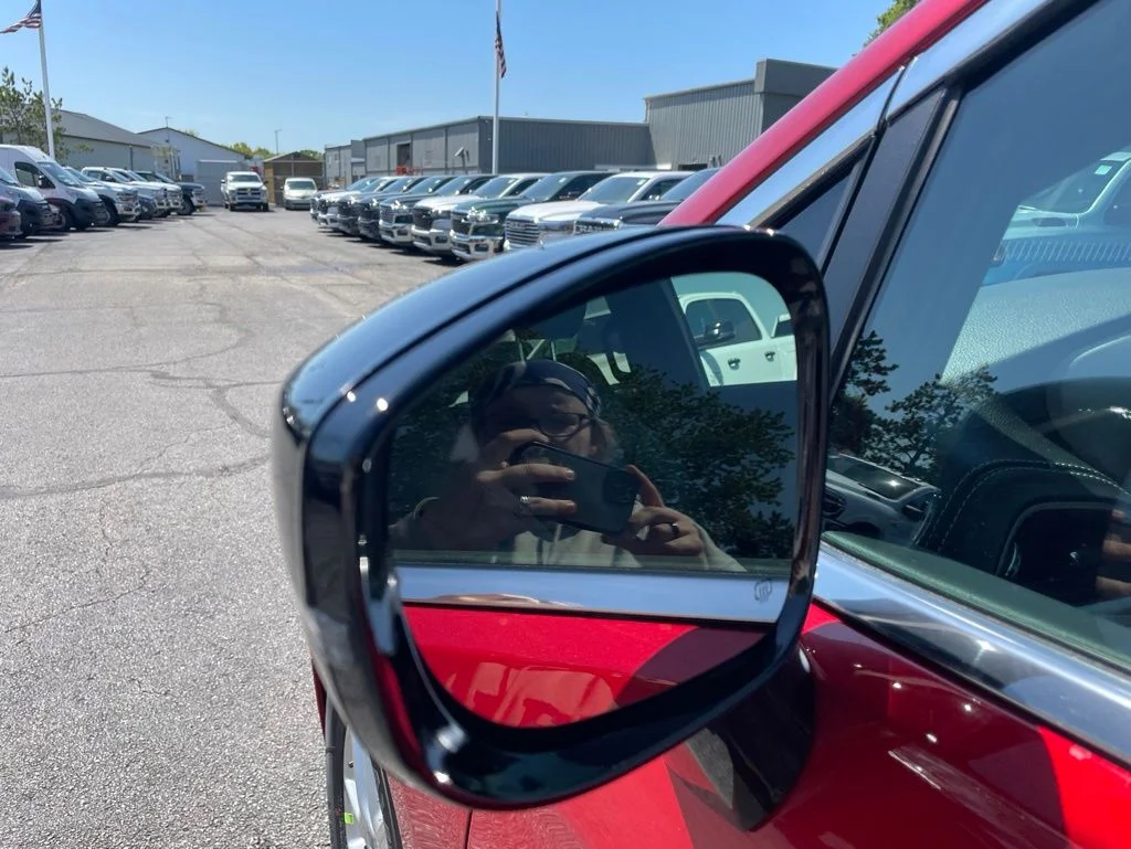 New 2027 Red Hot Pearl-Coat Exterior Paint Chrysler Select image 9
