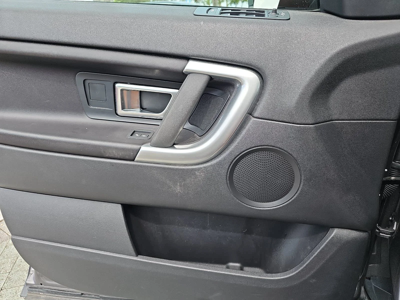 Used 2018 Gray Land Rover SE image 27