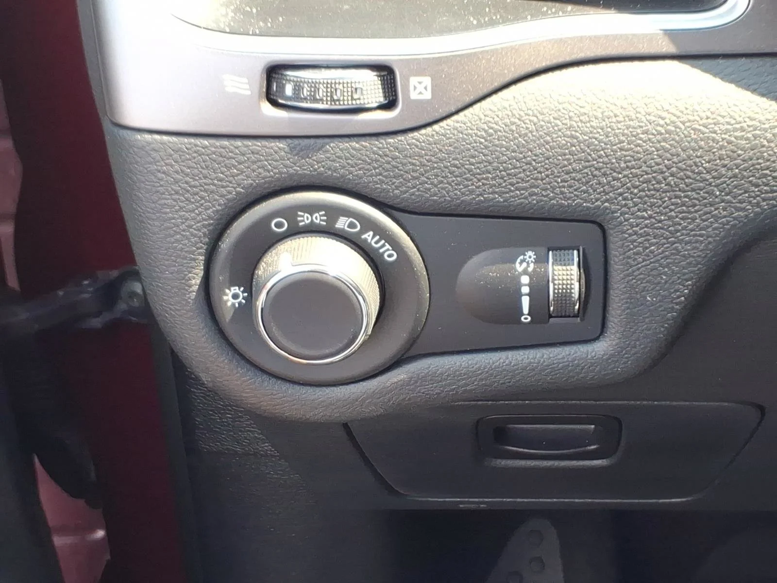 Used 2020 Velvet Red Pearlcoat Jeep Latitude image 22