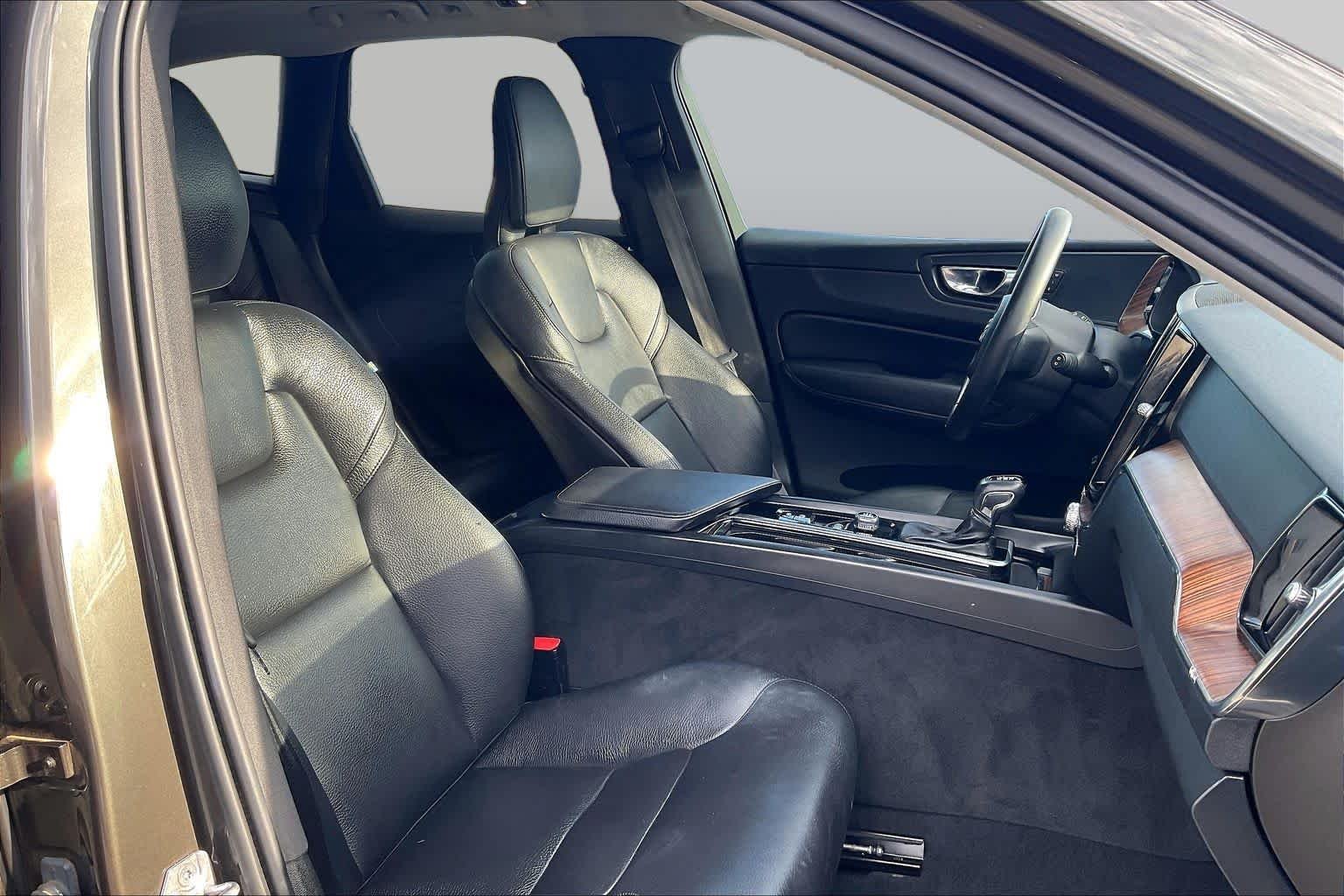 Used 2021  Volvo Momentum image 9