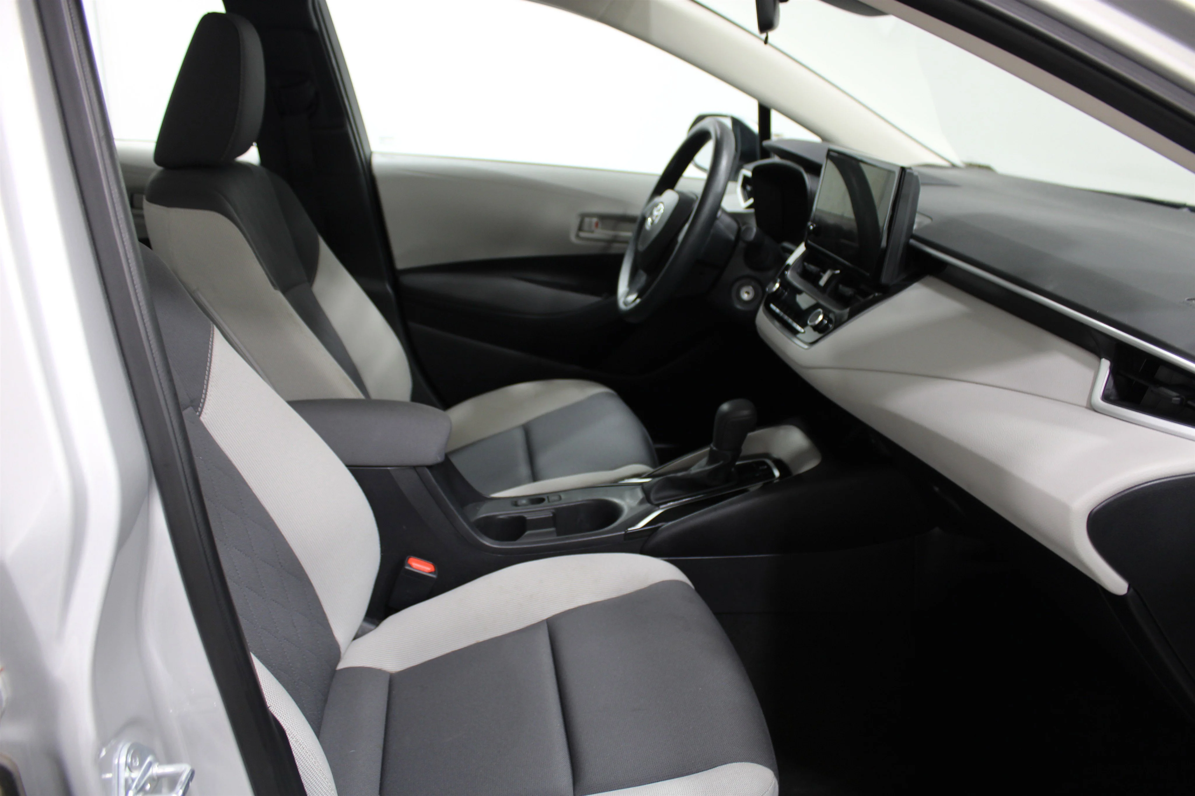2025 Toyota Corolla LE - Photo 24