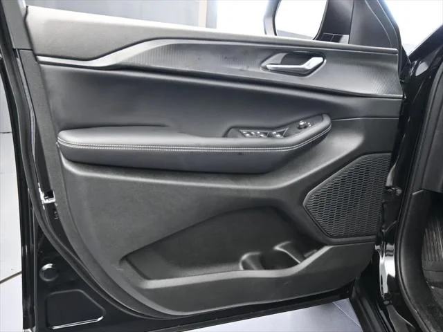 New 2026 Diamond Black Crystal Pearl-Coat Exterior Paint Jeep Laredo image 22