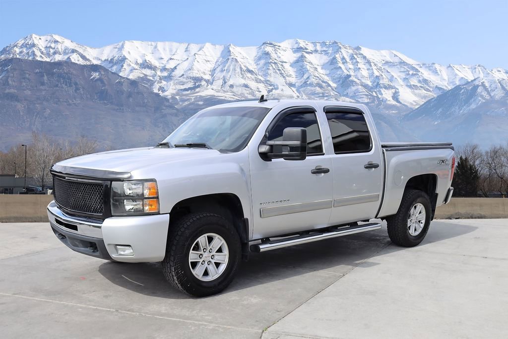 Used 2011 Sheer Silver Metallic Chevrolet LT image 2