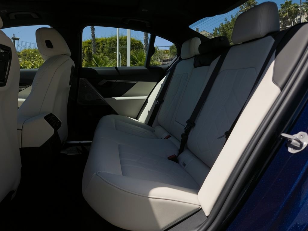 New 2026 Tanzanite Blue II Metallic BMW 530i image 9