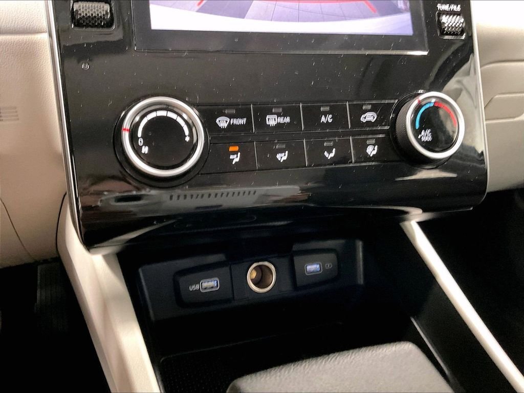 Used 2023 White Hyundai SE image 25