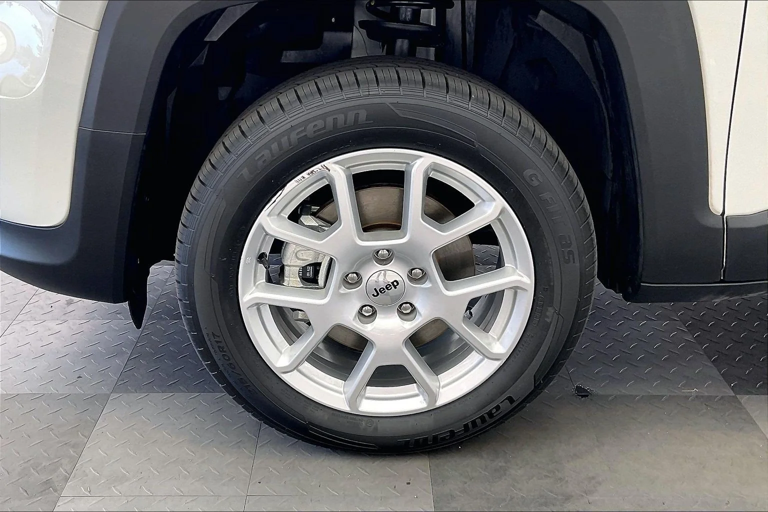 Used 2022 Alpine White Clearcoat Jeep Latitude image 7