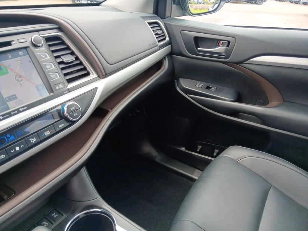 Used 2019 Shoreline Blue Pearl Toyota XLE image 39