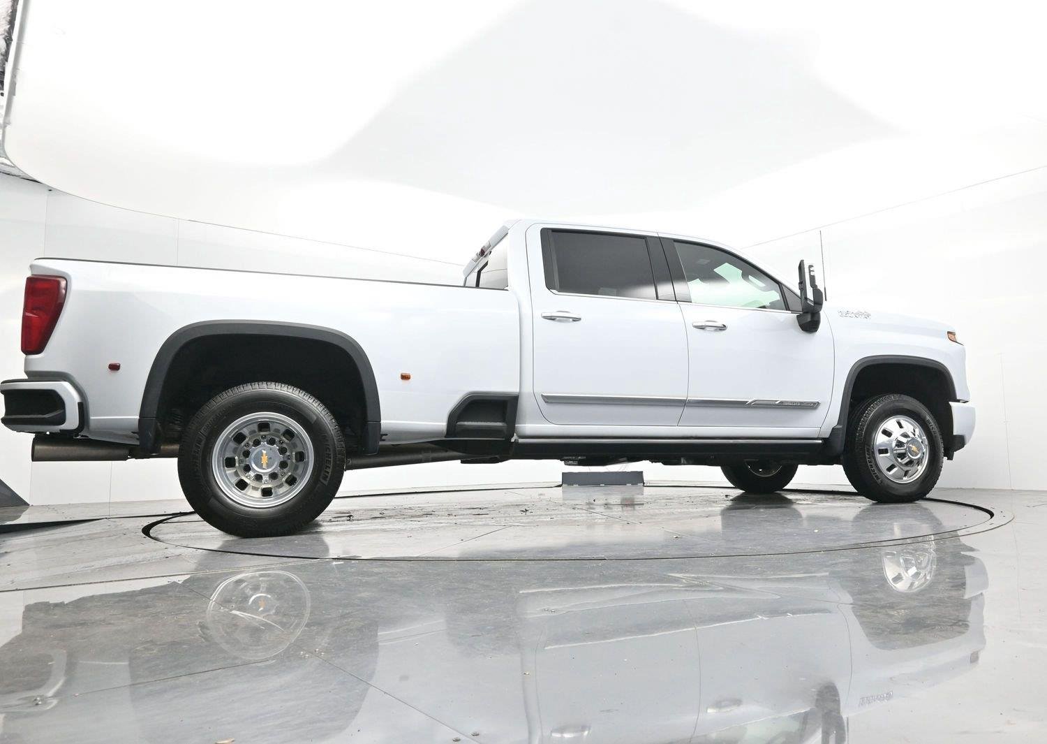 Used 2026 Polar White Tricoat Chevrolet High Country DRW image 53