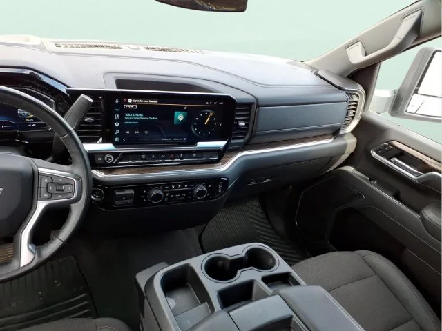 Used 2025 White Chevrolet LT image 18