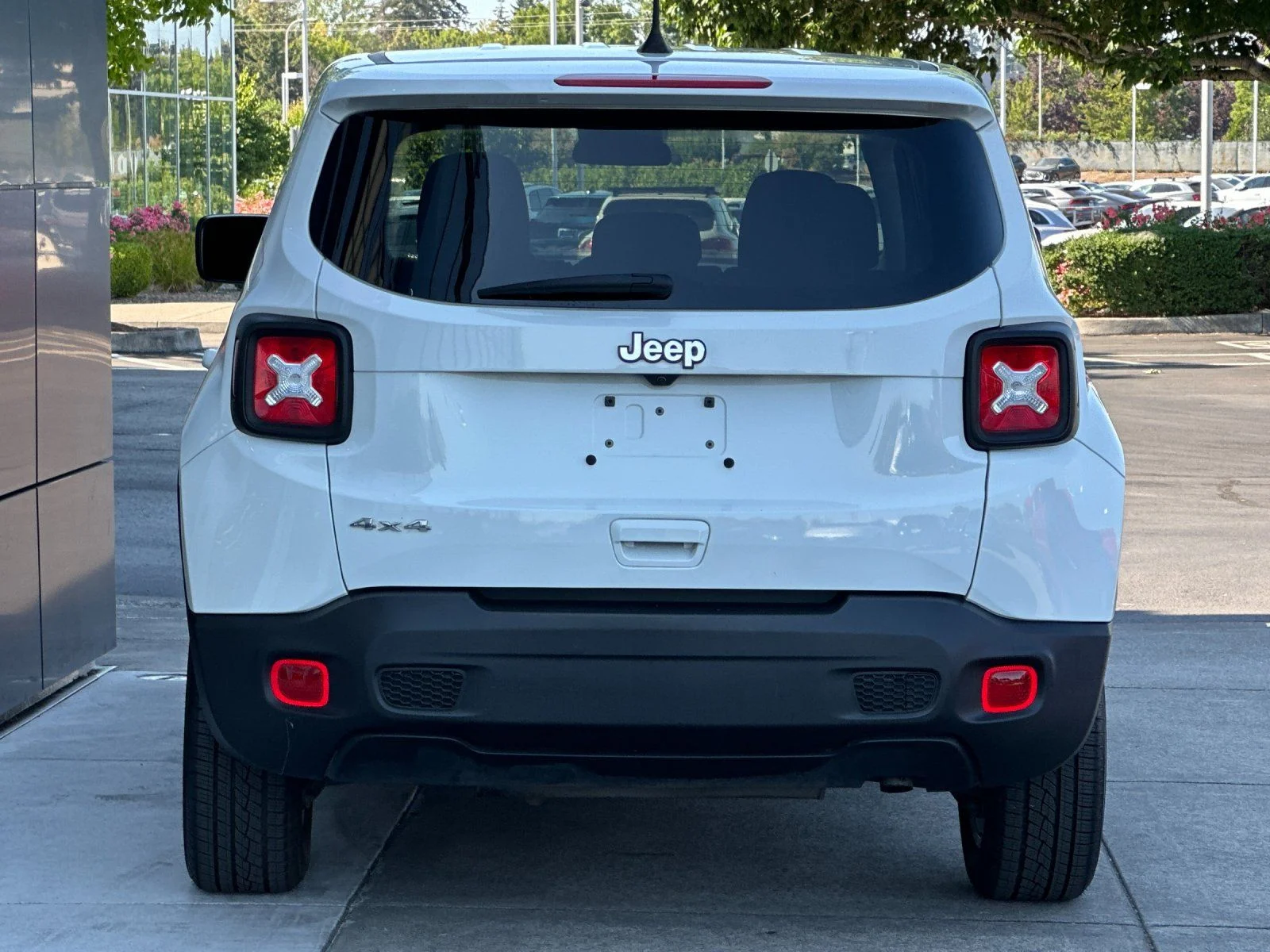 Used 2023 Alpine White Clearcoat Jeep Latitude image 4